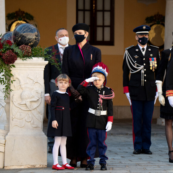 La princesse Charlène de Monaco, la princesse Gabriella de Monaco, le prince Jacques de Monaco, le prince Albert II de Monaco, la princesse Caroline de Hanovre - La famille princière assiste à une cérémonie de remise de médaille dans la cours du Palais de Monaco lors de la Fête Nationale le 19 novembre 2020. © David Nivière / Pool / Bestimage 