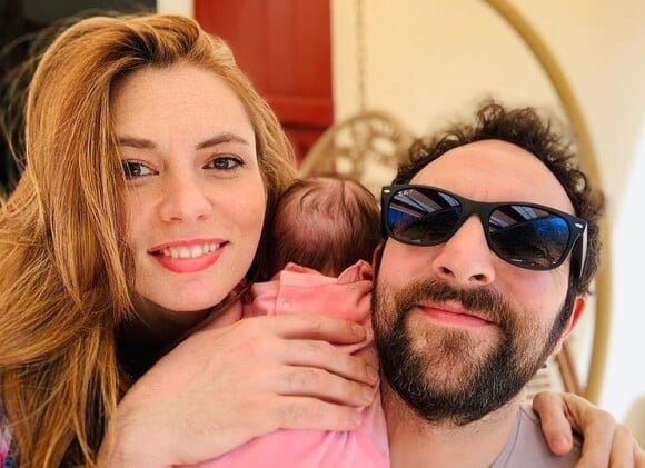 Davina Vigné et David Mora heureux avec leur fille.