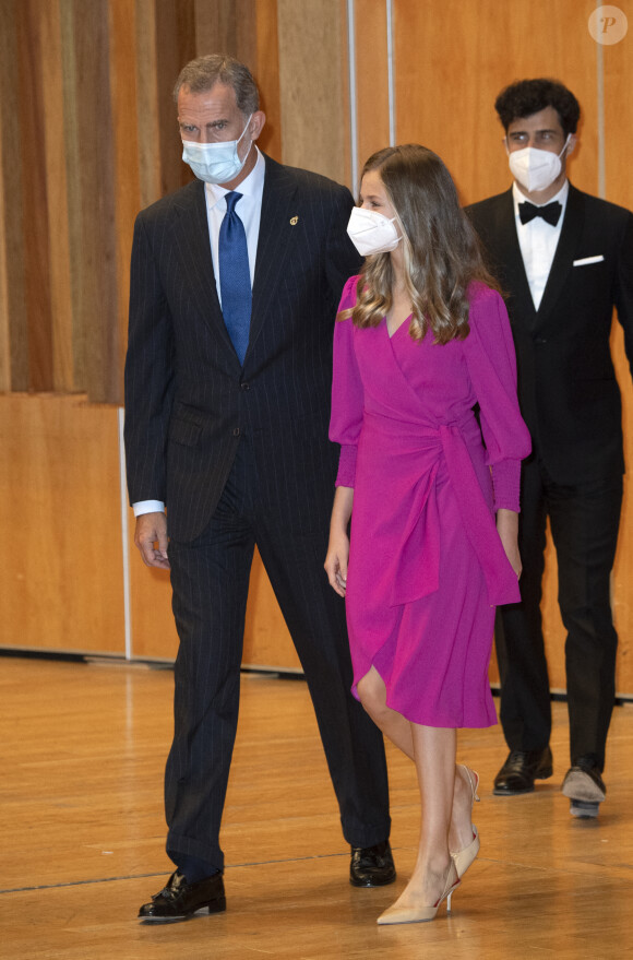 Le roi Felipe VI, la reine Letizia, la princesse héritière Leonor et la princesse Sofia d'Espagne, assistent au concert de clôture de la "29e Semaine musicale" à l'auditorium Principe Felipe à la veille de la cérémonie de remise des prix de la princesse des Asturies. Oviedo, 21 octobre 2021.