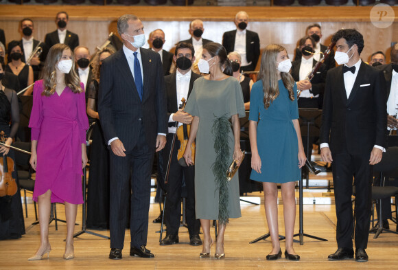 Le roi Felipe VI, la reine Letizia, la princesse héritière Leonor et la princesse Sofia d'Espagne, assistent au concert de clôture de la "29e Semaine musicale" à l'auditorium Principe Felipe à la veille de la cérémonie de remise des prix de la princesse des Asturies. Oviedo, 21 octobre 2021.