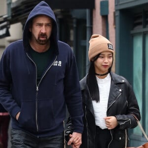 Nicolas Cage et sa compagne Riko Shibata se baladent main dans la main dans le quartier de Manhattan à New York. Le 3 mars 2020.