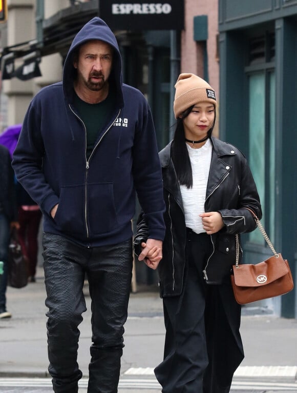 Nicolas Cage et sa compagne Riko Shibata se baladent main dans la main dans le quartier de Manhattan à New York. Le 3 mars 2020.