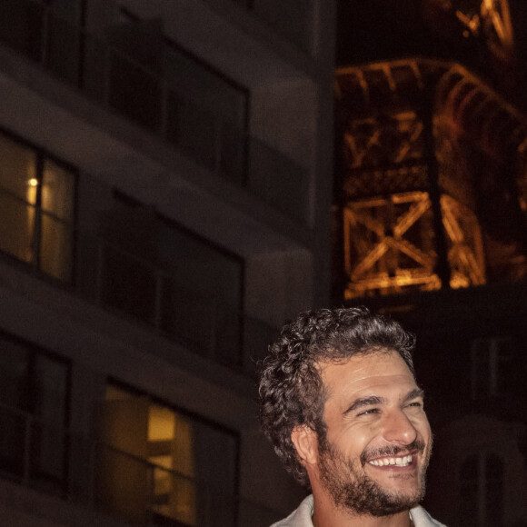Exclusif - Amir Haddad (concert au pied de l'hotel Pullman Tour Eiffel pour les résidents, qui avaient un casque pour écouter) - Le Grand Dîner du 14 juillet, sur le rooftop de l'hôtel Pullman Tour Eiffel à Paris, France, le 14 juillet 2021. © Jack Tribeca/Bestimage 