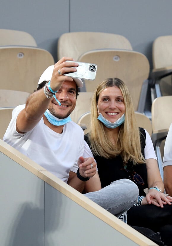 Amir Haddad et sa femme Lital - People dans les tribunes des Internationaux de France de Tennis de Roland Garros à Paris. Le 9 juin 2021 © Dominique Jacovides / Bestimage