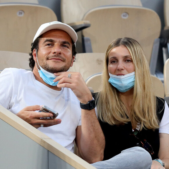 Amir Haddad et sa femme Lital - People dans les tribunes des Internationaux de France de Tennis de Roland Garros à Paris. Le 9 juin 2021 © Dominique Jacovides / Bestimage