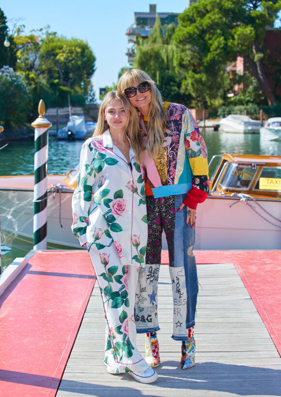 Heidi Klum et sa fille Leni arrivent à l'hôtel Excelsior pour l'événement Dolce & Gabbana à Venise, Italie, le 27 août 2021.