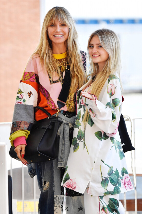 Heidi Klum et sa fille Leni arrivent à l'aéroport de Venise le 27 août 2021, avant la Mostra de Venise 2021. 