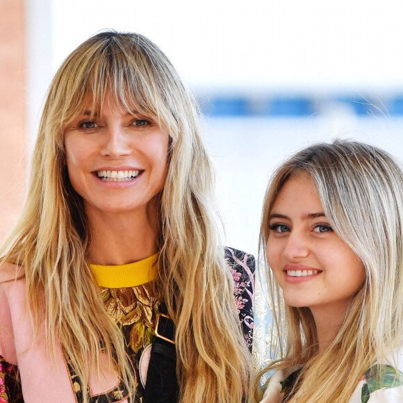 Heidi Klum et sa fille Leni arrivent à l'aéroport de Venise le 27 août 2021, avant la Mostra de Venise 2021. 