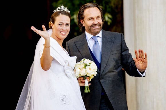 La mariée Nina Flohr avec Thomas Flohr à la cérémonie religieuse du mariage du prince Phílippos de Grèce et Nina Flohr à la cathédrale de l'Annonciation à Athènes le 23 octobre 2021 