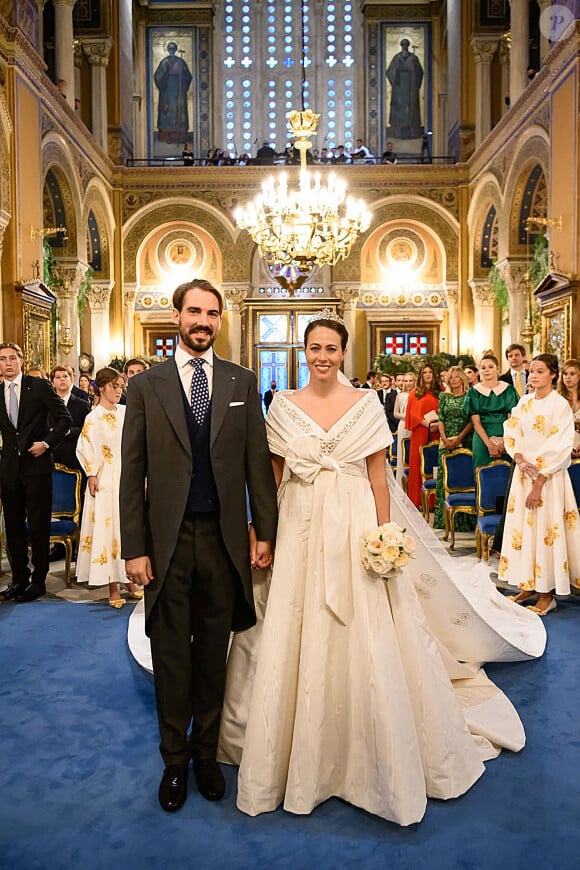 Les mariés à la cérémonie religieuse du mariage du prince Phílippos de Grèce et Nina Flohr à la cathédrale de l'Annonciation à Athènes le 23 octobre 2021 