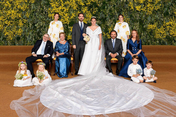 Les mariés avec Thomas Flohr, Katharina Flohr, Anna-Maria Morales y de Grecia, le roi Constantin II de Grèce, la reine Anna Maria à la cérémonie religieuse du mariage du prince Phílippos de Grèce et Nina Flohr à la cathédrale de l'Annonciation à Athènes le 23 octobre 2021 