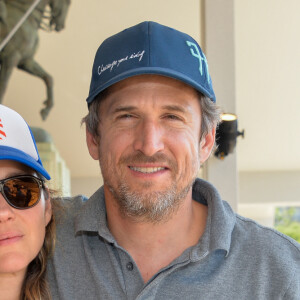 Marion Cotillard et son compagnon Guillaume Canet dans la tente VIP lors du Longines Paris Eiffel Jumping au Champ de Mars à Paris, le samedi 6 juillet 2019. © Veeren Ramsamy/Bestimage 