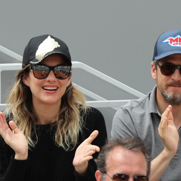 Marion Cotillard et son compagnon Guillaume Canet - People dans les tribunes lors de la finale messieurs des internationaux de France de tennis de Roland Garros 2019 à Paris le 9 juin 2019. © Jacovides-Moreau/Bestimage 