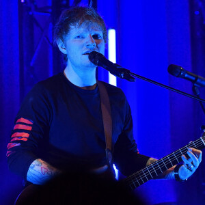 Ed Sheeran se produit dans l'émission Idol sur TV4 en Suède le 7 octobre 2021 