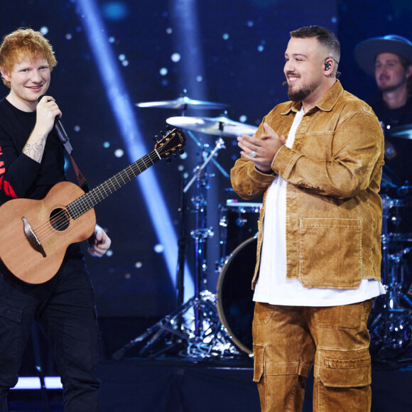 Ed Sheeran se produit dans l'émission Idol sur TV4 en Suède le 7 octobre 2021.