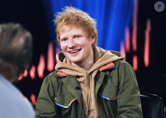 Ed Sheeran sur le plateau de l'émission "Skavlan" à Stockholm, le 6 octobre 2021. 