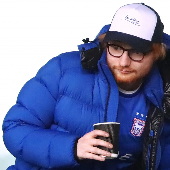 Ed Sheeran assiste avec des amis au match de championnat d'Angleterre de football en D3 (League One), opposant Ipswich à Coventry City au stade Portman Road à Ipswich, Royaume Uni, le 7 mars 2020. Coventry City a gagné 1-0. 