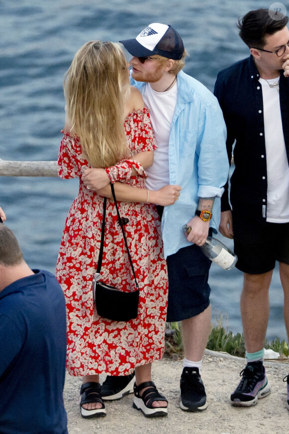 Ed Sheeran et sa compagne Cherry Seaborn ont été aperçus en train de prendre du bon temps avec des amis à Ibiza en Espagne, le 9 juin 2019. 