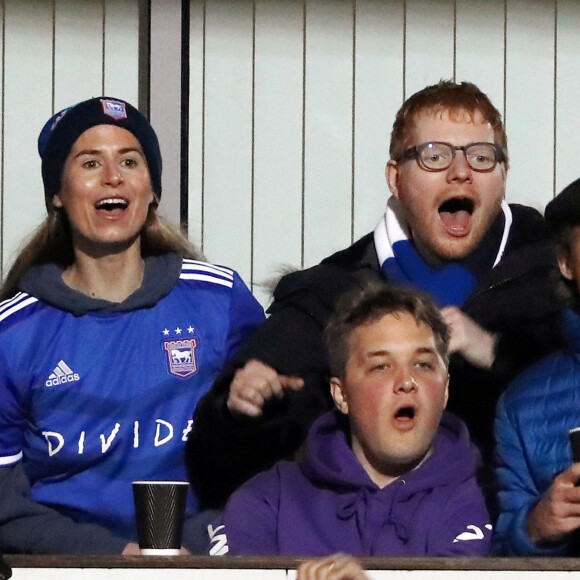Ed Sheeran et sa femme Cherry Seaborn assistent à un match de foot à Ipswich, opposant l'équipe locale à celle des Wycombe Wanderers, le 26 novembre 2019.