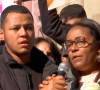 La mère de Dinah, lycéenne qui s'est suicidée, s'exprime lors de la marche blanche en son honneur, au côté de son fils aîné