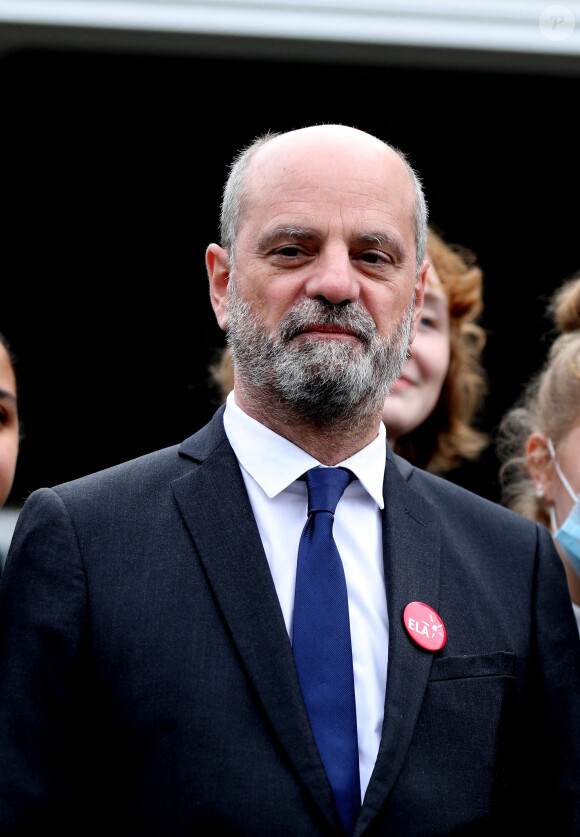 Le ministre de l'Education nationale, de la Jeunesse et des Sports, Jean-Michel Blanquer lors de la dictée ELA, rédigée par Hervé Le Tellier (prix Goncourt 2020) et intitulée "La gymnastique des mots ", aux collégiens pour la 18ème édition en soutien à l'Association Européenne de Leucodystrophie (ELA), au collège Amédée Dunois à Boissy-Saint-Léger, France, le 18 octobre 2021. © Dominique Jacovides/Bestimage 