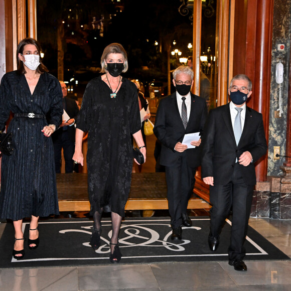 Charlotte Casiraghi, la princesse Caroline de Hanovre, Jean Charles Curau, le secrétaire général de la Fondation Prince Pierre, et Patrice Célario, le ministre de l'intérieur de la Principauté, lors de la cérémonie de proclamation des Prix de la Fondation Prince Pierre de Monaco à l'opéra Garnier à Monaco, le 12 octobre 2021. © Bruno Bebert / Pool Monaco / Bestimage