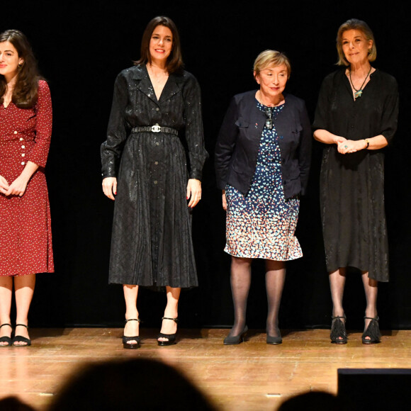 Annie Ernaux, lauréat du Prix Littéraire, Abigail Assor, lauréat de la Bourse de la Découverte, Charlotte Casiraghi, Julia Kristeva, lauréat du Prix de la Princiauté, en partenariat avec les Rencontres Philosophiques de Monaco, la princesse Caroline de Hanovre et Roukiata Ouedraogo, lauréat du Coup de Coeur des Lycéens, lors de la cérémonie de proclamation des Prix de la Fondation Prince Pierre de Monaco à l'opéra Garnier à Monaco, le 12 octobre 2021.  © Bruno Bebert / Pool Monaco / Bestimage