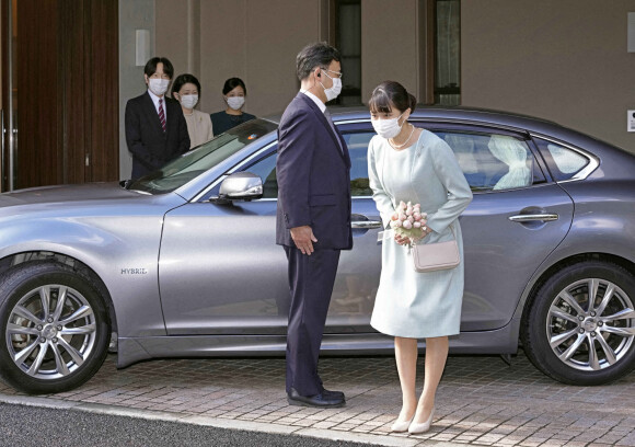 La princesse Mako le jour de son mariage, avec son père le prince Fumihito d'Akishino, devant leur résidence de Tokyo, au Japon, le 26 octobre 2021. Photo by Pool/ABACAPRESS.COM