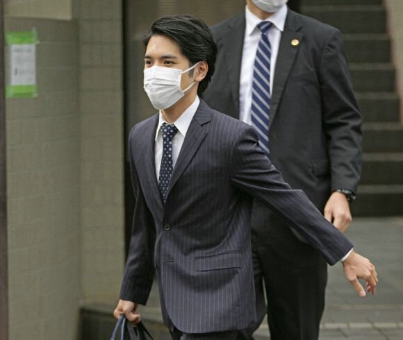 Kei Komuro quittant sa maison de Yokohama, à côté de Toyo (Japon). Photo by Pool/ABACAPRESS.COM