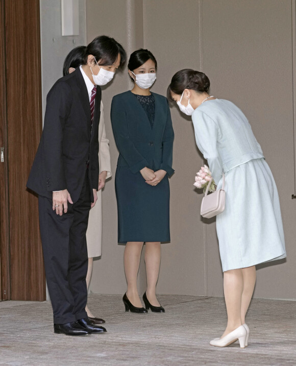 La princesse Mako le jour de son mariage, avec son père le prince Fumihito d'Akishino et sa mère, la princesse  Kiko d'Akishino, devant leur résidence de Tokyo, au Japon, le 26 octobre 2021. Photo by Pool/ABACAPRESS.COM