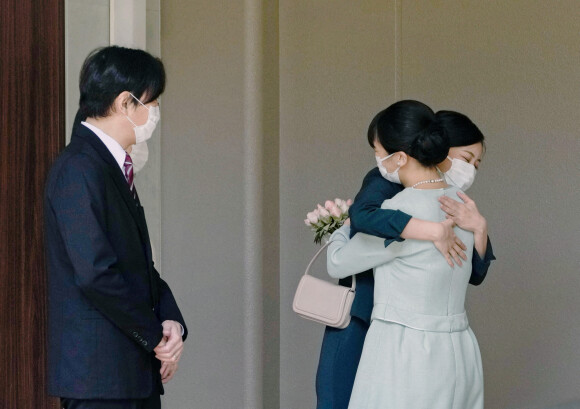 La princesse Mako le jour de son mariage, avec son père le prince Fumihito d'Akishino et sa mère, la princesse Kiko d'Akishino, devant leur résidence de Tokyo, au Japon, le 26 octobre 2021. Photo by Pool/ABACAPRESS.COM.