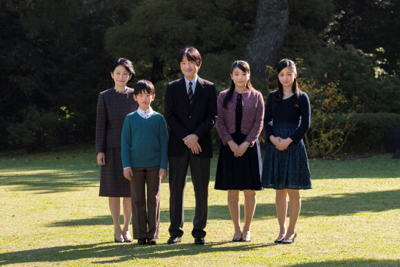 Le prince japonais Akishino pose avec son épouse la princesse Kiko et leurs enfants, la princesse Mako, la princesse Kako et le prince Hisahito à leur résidence à Tokyo le 30 novembre 2018