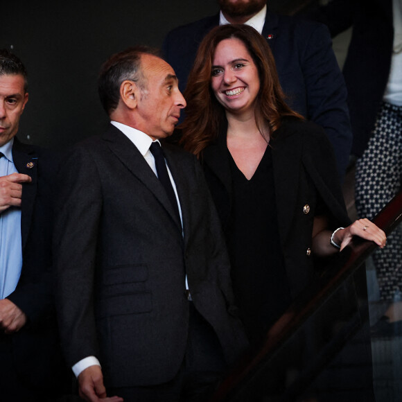 Eric Zemmour et sa conseillère Sarah Knafo très souriants arrivant à une conférence aux allures de meeting pour la promotion du livre du polémiste, La France n'a pas dit son dernier mot, à Biarritz le 26 octobre 2021