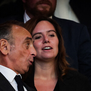 Eric Zemmour et sa conseillère Sarah Knafo très souriants arrivant à une conférence aux allures de meeting pour la promotion du livre du polémiste, La France n'a pas dit son dernier mot, à Biarritz le 26 octobre 2021