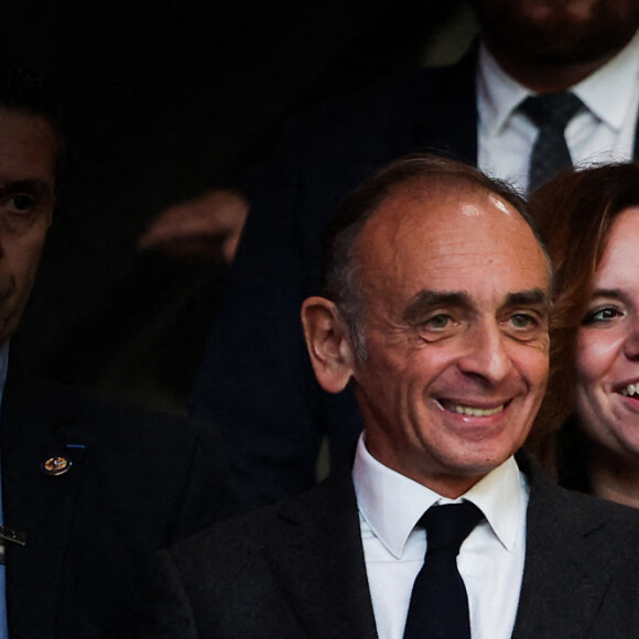 Eric Zemmour et sa conseillère Sarah Knafo très souriants arrivant à une conférence aux allures de meeting pour la promotion du livre du polémiste, La France n'a pas dit son dernier mot, à Biarritz le 26 octobre 2021