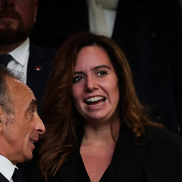 Eric Zemmour et sa conseillère Sarah Knafo très souriants arrivant à une conférence aux allures de meeting pour la promotion du livre du polémiste, La France n'a pas dit son dernier mot, à Biarritz le 26 octobre 2021