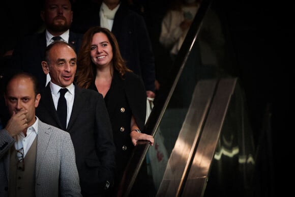 Eric Zemmour et sa conseillère Sarah Knafo très souriants arrivant à une conférence aux allures de meeting pour la promotion du livre du polémiste, La France n'a pas dit son dernier mot, à Biarritz le 26 octobre 2021