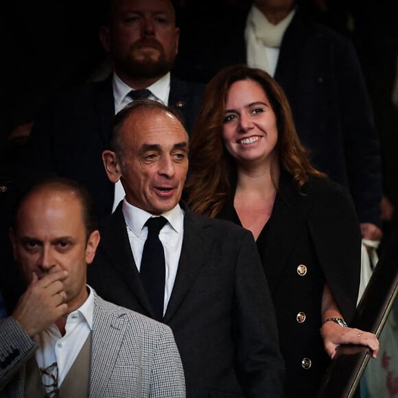 Eric Zemmour et sa conseillère Sarah Knafo très souriants arrivant à une conférence aux allures de meeting pour la promotion du livre du polémiste, La France n'a pas dit son dernier mot, à Biarritz le 26 octobre 2021
