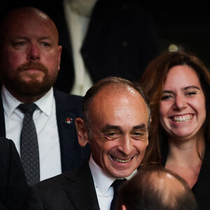 Eric Zemmour et sa conseillère Sarah Knafo très souriants arrivant à une conférence aux allures de meeting pour la promotion du livre du polémiste, La France n'a pas dit son dernier mot, à Biarritz le 26 octobre 2021