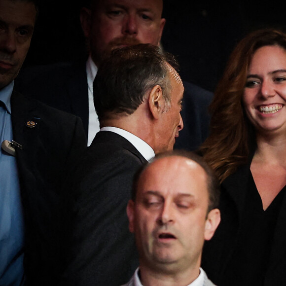 Eric Zemmour et sa conseillère Sarah Knafo très souriants arrivant à une conférence aux allures de meeting pour la promotion du livre du polémiste, La France n'a pas dit son dernier mot, à Biarritz le 26 octobre 2021