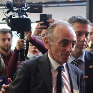 Eric Zemmour et sa conseillère Sarah Knafo arrivant à une conférence aux allures de meeting pour la promotion du livre du polémiste, La France n'a pas dit son dernier mot, à Biarritz le 26 octobre 2021