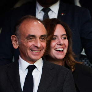 Eric Zemmour et sa conseillère Sarah Knafo arrivant à une conférence aux allures de meeting pour la promotion du livre du polémiste, La France n'a pas dit son dernier mot, à Biarritz le 26 octobre 2021
