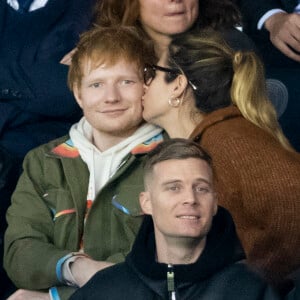 Ed Sheeran avec sa femme Cherry Seaborn et son père John Sheeran - People assistent à la victoire du PSG (2) face à Manchester City (0) lors de la deuxième journée de la Ligue des champions au Parc des Princes à Paris le 28 septembre 2021. © Cyril Moreau/Bestimage