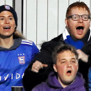 Ed Sheeran et sa femme Cherry Seaborn assistent à un match de foot à Ipswich, opposant l'équipe locale à celle des Wycombe Wanderers, le 26 novembre 2019. Le chanteur est un fervent supporter du club d'Ipswich.