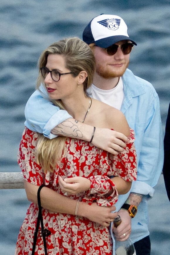 Ed Sheeran et sa compagne Cherry Seaborn ont été aperçus en train de prendre du bon temps avec des amis à Ibiza en Espagne.