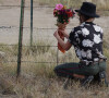 Exclusif - Des fleurs sont placées à l'entrée du lieu de tournage du Bonanza Creek Ranch à Santa Fe, au Nouveau-Mexique, où l'acteur Alec Baldwin a accidentellement tué la directrice de la photographie Halina Hutchins avec un revolver alors qu'ils répétaient une scène du film "Rust" le 23 octobre 2021.