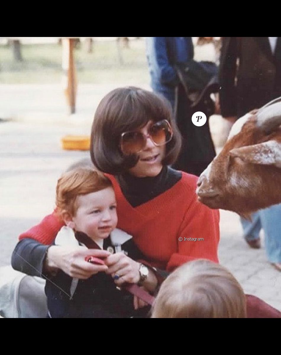 Sheila partage une jolie photo souvenir avec son fils Ludovic Chancel, pour commémorer sa mémoire, 4 ans, jour pour jour, après sa disparition. Juillet 2021