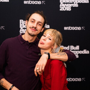 La chanteuse Angèle et son frère le rappeur Roméo Elvis (Roméo Van Laeken) lors de la 8ème édition des Red Bull Elektropedia Awards dans la salle de Flagey, à Bruxelles, Belgique, le 13 novembre 2018.