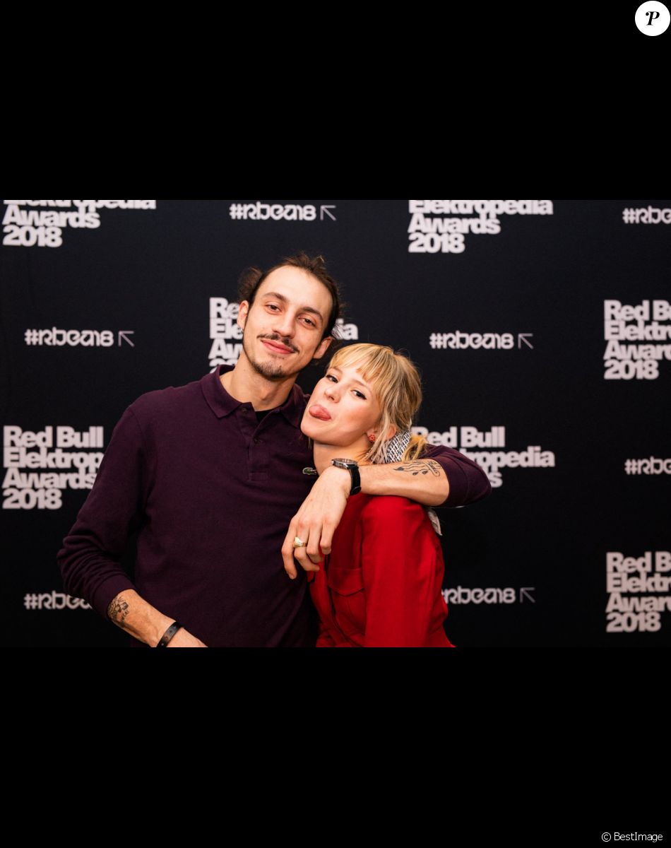 La chanteuse Angèle et son frère le rappeur Roméo Elvis (Roméo Van Laeken) lors de la 8ème édition des Red Bull Elektropedia Awards dans la salle de Flagey, à Bruxelles, Belgique, le 13 novembre 2018.