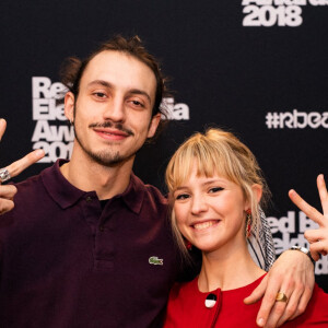 La chanteuse Angèle et son frère le rappeur Roméo Elvis (Roméo Van Laeken) lors de la 8ème édition des Red Bull Elektropedia Awards dans la salle de Flagey, à Bruxelles, Belgique, le 13 novembre 2018.